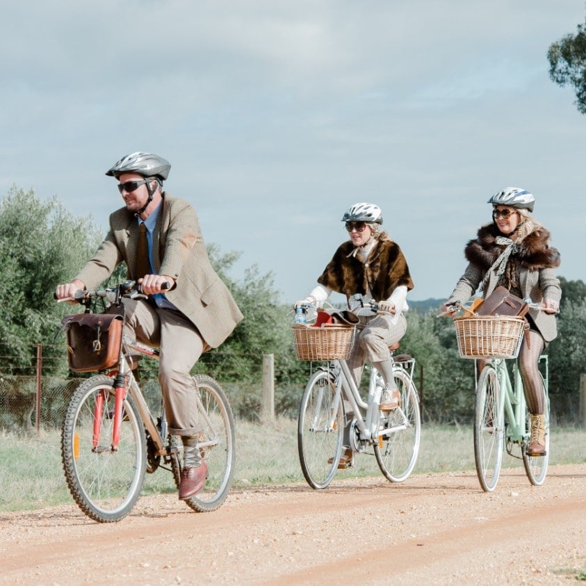 People riding in the Rutherglen Tweed Ride